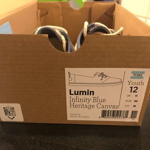 NWT Toms Youth sneakers